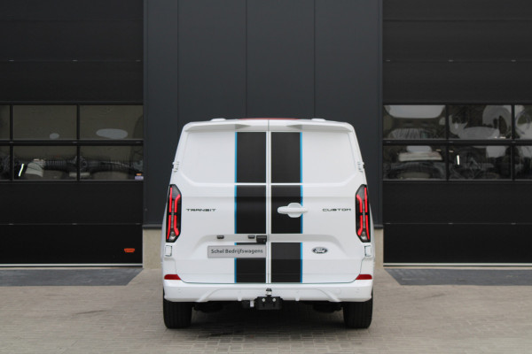 Ford Transit Custom 300 2.0 TDCI L2H1 Sport 170pk - 2x Schuifdeur - Trekhaak - ACC - 19'' LM Velgen - 70L Tank - Navi - Camera - Stoel & Stuurverwar Ford Transit Custom 300 2.0 TDCI L2H1 Sport 170pk - 2x Schuifdeur - Trekhaak - ACC - 19'' LM Velgen - 70L Tank - Navi - Camera - Stoel & Stuurverwar