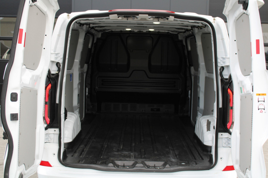 Ford Transit Custom 300 2.0 TDCI L2H1 Sport 170pk - 2x Schuifdeur - Trekhaak - ACC - 19'' LM Velgen - 70L Tank - Navi - Camera - Stoel & Stuurverwar Ford Transit Custom 300 2.0 TDCI L2H1 Sport 170pk - 2x Schuifdeur - Trekhaak - ACC - 19'' LM Velgen - 70L Tank - Navi - Camera - Stoel & Stuurverwar