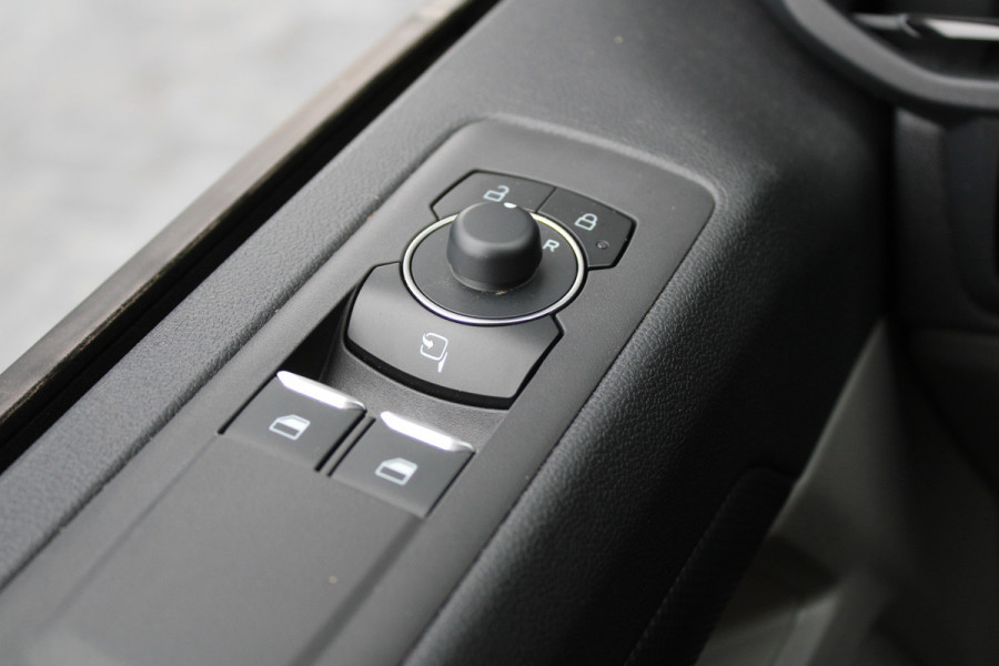 Ford Transit Custom 300 2.0 TDCI L2H1 Sport 170pk - 2x Schuifdeur - ACC - 19'' LM Velgen - 70L Tank - Navi - Camera - Stoel & Stuurverwarming - Blin