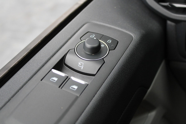 Ford Transit Custom 300 2.0 TDCI L2H1 Sport 170pk - 2x Schuifdeur - ACC - 19'' LM Velgen - 70L Tank - Navi - Camera - Stoel & Stuurverwarming - Blin