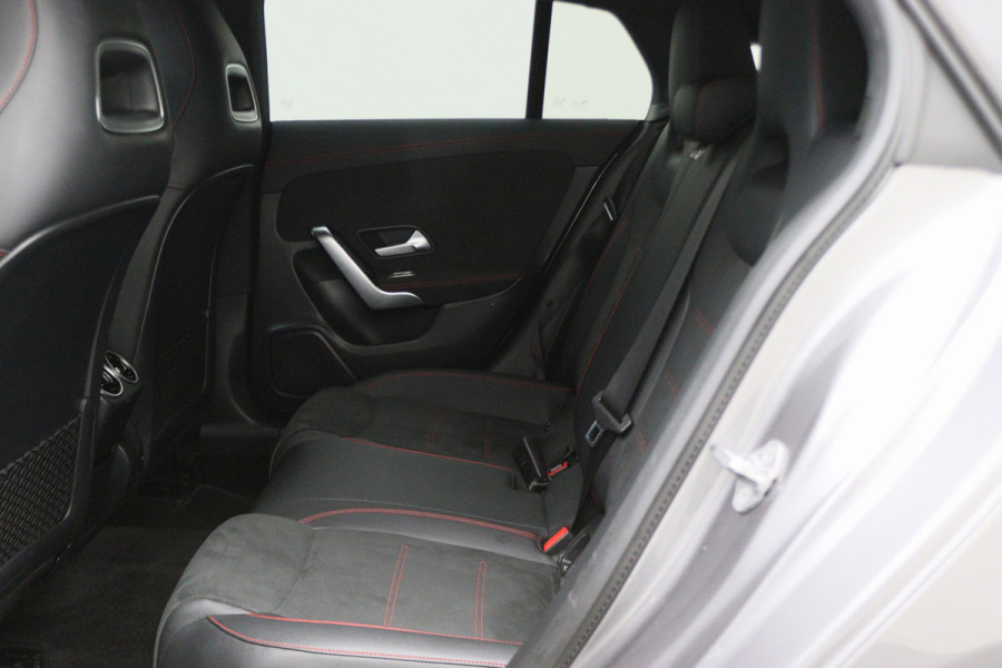 Mercedes-Benz CLA-Klasse Shooting Brake 180 Business Solution AMG Climate, Camera, Cruise, Sportstoelen, LED, Navigatie, Bluetooth, 18''