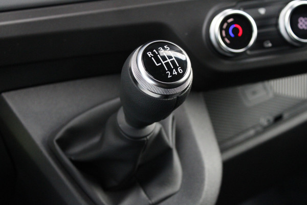 Renault Master T35 2.0 dCi 170pk L2H2 Extra - Navigatie - Camera - 270 gr deuren - Parkeersensoren - Draadloos laden - Rijklaar