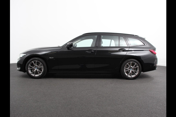 BMW 3 Serie Touring 320e Climate control Adaptive cruise control Parkeersensoren Navigatie LED Apple Carplay/ Android Auto