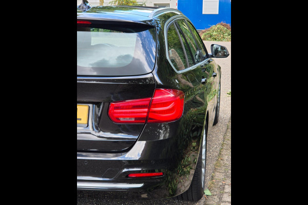 BMW 3 Serie Touring 320i Edition Luxury Line Purity Executive Pano Trekhaak HUD CarPlay NAP Navi Camera GARANTIE inbeg F31 LCI