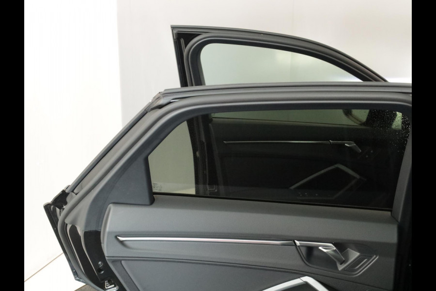 Audi Q3 Sportback 45 TFSI e S Edition 245 pk S-tronic | Navigatie | Panoramadak | Parkeersensoren | Achteruitrijcamera | Adaptieve cruise control | Lichtmetalen velgen 20" | S-Line |
