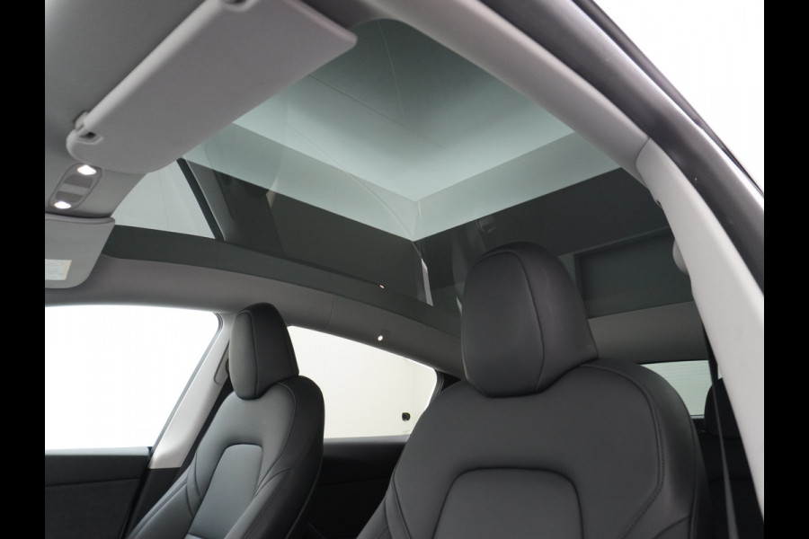 Tesla Model Y RWD 58kWh LFP Warmtepomp Leder Panoramadak Navi Ecc Led Stoel+Stuurverwarming AMD Ryzen™ Processor Elektrisch Verstelbare Stoelen + Memory Keyless Origineel Nederlandse Auto Fabrieksgarantie 23-8-'24/80.000km Garantie op Accu 23-8-'32/160.000km