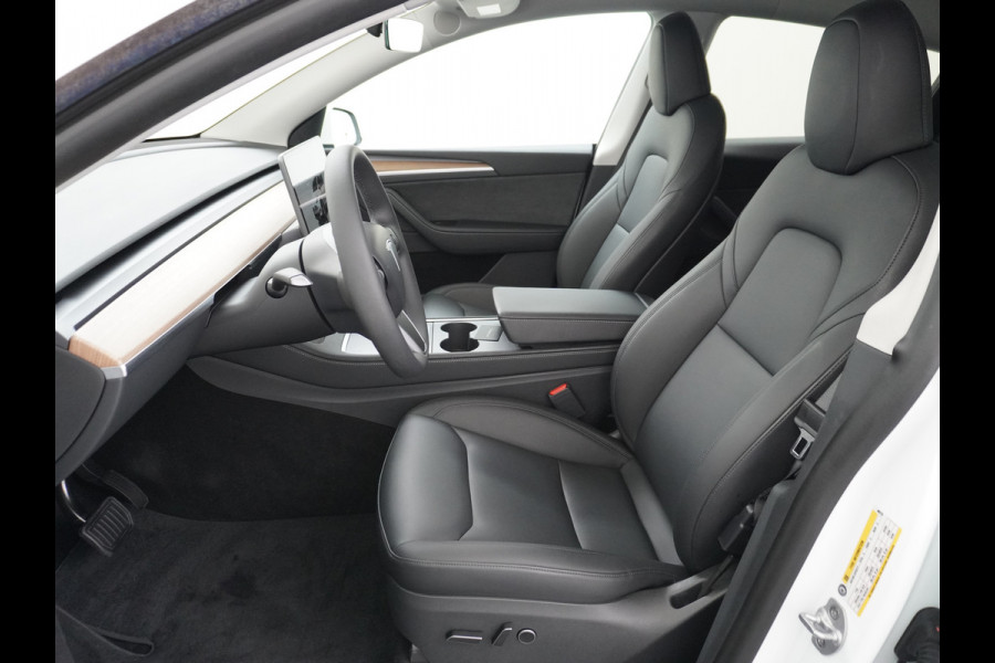 Tesla Model Y RWD 58kWh LFP Warmtepomp Leder Panoramadak Navi Ecc Led Stoel+Stuurverwarming AMD Ryzen™ Processor Elektrisch Verstelbare Stoelen + Memory Keyless Origineel Nederlandse Auto Fabrieksgarantie 23-8-'24/80.000km Garantie op Accu 23-8-'32/160.000km