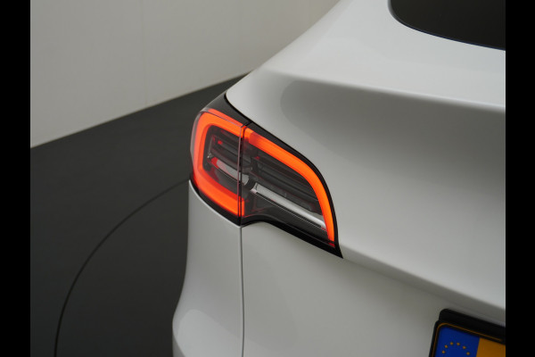 Tesla Model Y RWD 58kWh LFP Warmtepomp Leder Panoramadak Navi Ecc Led Stoel+Stuurverwarming AMD Ryzen™ Processor Elektrisch Verstelbare Stoelen + Memory Keyless Origineel Nederlandse Auto Fabrieksgarantie 23-8-'24/80.000km Garantie op Accu 23-8-'32/160.000km