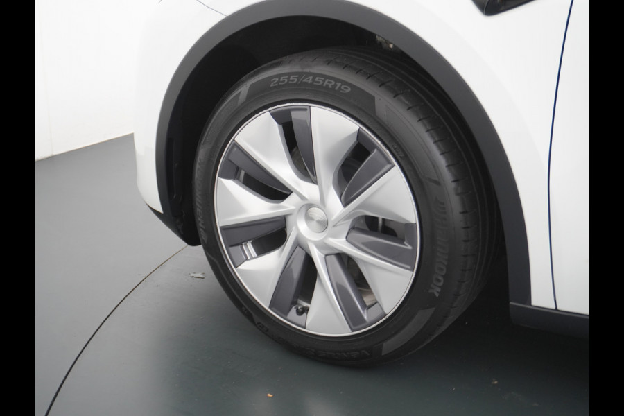 Tesla Model Y RWD 58kWh LFP Warmtepomp Leder Panoramadak Navi Ecc Led Stoel+Stuurverwarming AMD Ryzen™ Processor Elektrisch Verstelbare Stoelen + Memory Keyless Origineel Nederlandse Auto Fabrieksgarantie 23-8-'24/80.000km Garantie op Accu 23-8-'32/160.000km