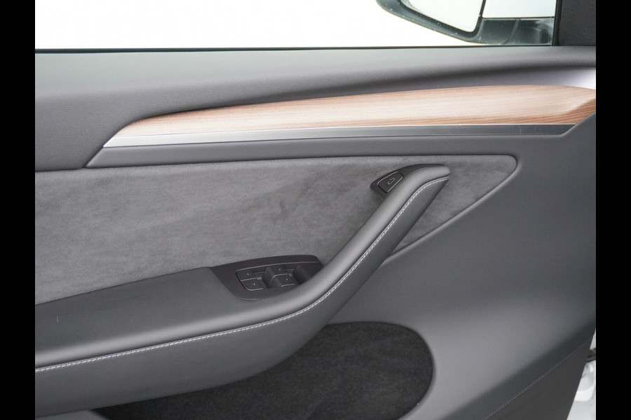 Tesla Model Y RWD 58kWh LFP Warmtepomp Leder Panoramadak Navi Ecc Led Stoel+Stuurverwarming AMD Ryzen™ Processor Elektrisch Verstelbare Stoelen + Memory Keyless Origineel Nederlandse Auto Fabrieksgarantie 23-8-'24/80.000km Garantie op Accu 23-8-'32/160.000km