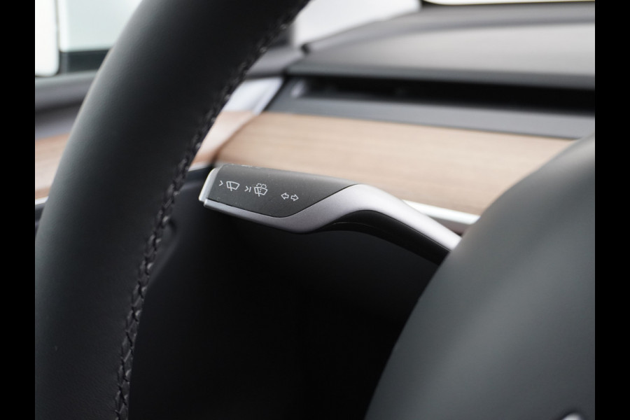 Tesla Model Y RWD 58kWh LFP Warmtepomp Leder Panoramadak Navi Ecc Led Stoel+Stuurverwarming AMD Ryzen™ Processor Elektrisch Verstelbare Stoelen + Memory Keyless Origineel Nederlandse Auto Fabrieksgarantie 23-8-'24/80.000km Garantie op Accu 23-8-'32/160.000km