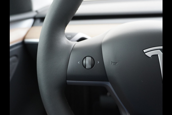 Tesla Model Y RWD 58kWh LFP Warmtepomp Leder Panoramadak Navi Ecc Led Stoel+Stuurverwarming AMD Ryzen™ Processor Elektrisch Verstelbare Stoelen + Memory Keyless Origineel Nederlandse Auto Fabrieksgarantie 23-8-'24/80.000km Garantie op Accu 23-8-'32/160.000km