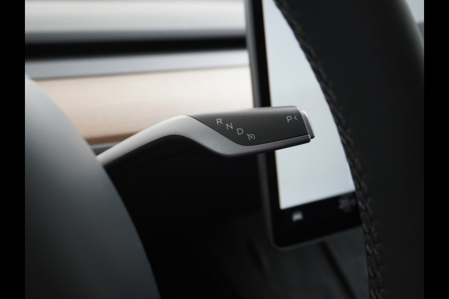 Tesla Model Y RWD 58kWh LFP Warmtepomp Leder Panoramadak Navi Ecc Led Stoel+Stuurverwarming AMD Ryzen™ Processor Elektrisch Verstelbare Stoelen + Memory Keyless Origineel Nederlandse Auto Fabrieksgarantie 23-8-'24/80.000km Garantie op Accu 23-8-'32/160.000km