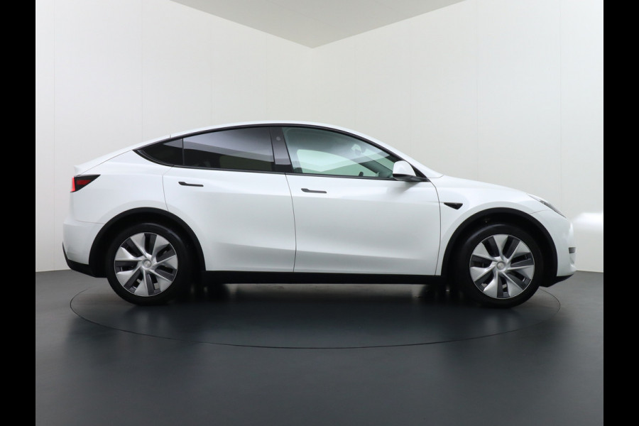 Tesla Model Y RWD 58kWh LFP Warmtepomp Leder Panoramadak Navi Ecc Led Stoel+Stuurverwarming AMD Ryzen™ Processor Elektrisch Verstelbare Stoelen + Memory Keyless Origineel Nederlandse Auto Fabrieksgarantie 23-8-'24/80.000km Garantie op Accu 23-8-'32/160.000km