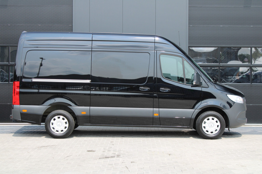 Mercedes-Benz Sprinter 317CDI L2H2 Pro - Mbux 10 - 3.5t Trekhaak - Betimmering - Camera - Carplay - Bind spot - Cruise - Smartphone integratie - Rijkla Mercedes-Benz Sprinter 317CDI L2H2 Pro - Mbux 10 - 3.5t Trekhaak - Betimmering - Camera - Carplay - Bind spot - Cruise - Smartphone integratie - Rijkla
