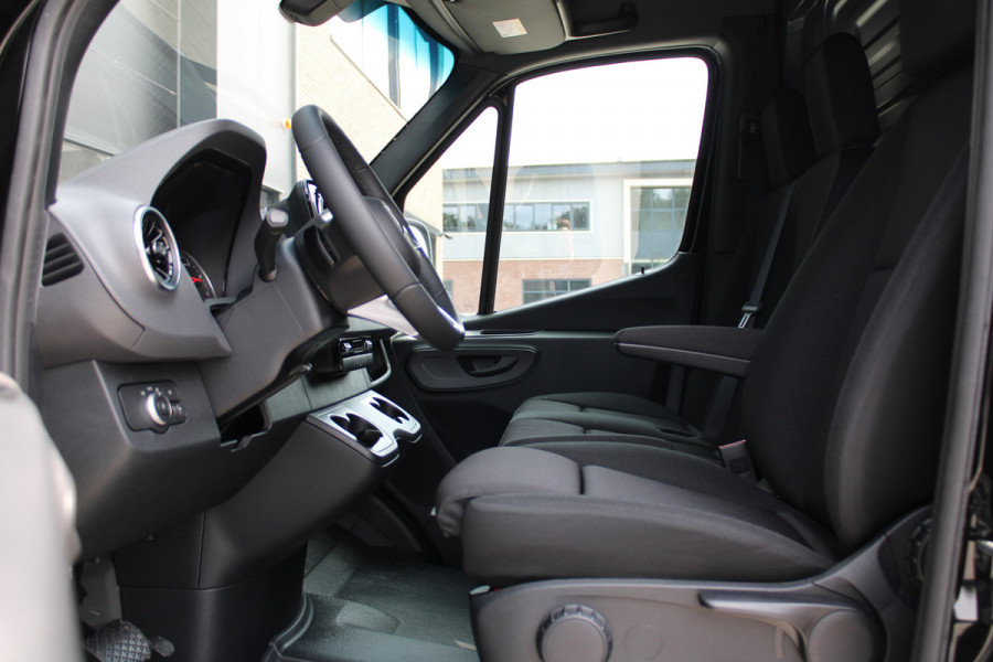 Mercedes-Benz Sprinter 317CDI L2H2 Pro - Mbux 10 - 3.5t Trekhaak - Betimmering - Camera - Carplay - Bind spot - Cruise - Smartphone integratie - Rijkla Mercedes-Benz Sprinter 317CDI L2H2 Pro - Mbux 10 - 3.5t Trekhaak - Betimmering - Camera - Carplay - Bind spot - Cruise - Smartphone integratie - Rijkla