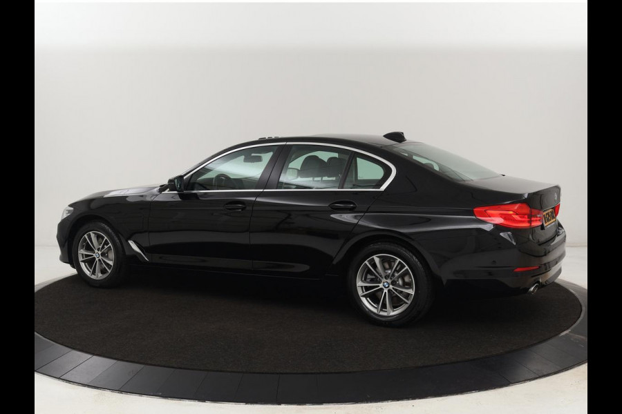 BMW 5 Serie 530e iPerformance High Executive | Panoramadak | Automaat | Carplay | Navigatie | Leder | Stoelverwarming | Stoelventilatie | Sfeerverlichting | LED | PHEV | LMV 17 inch | Camera | Adaptive cruise |