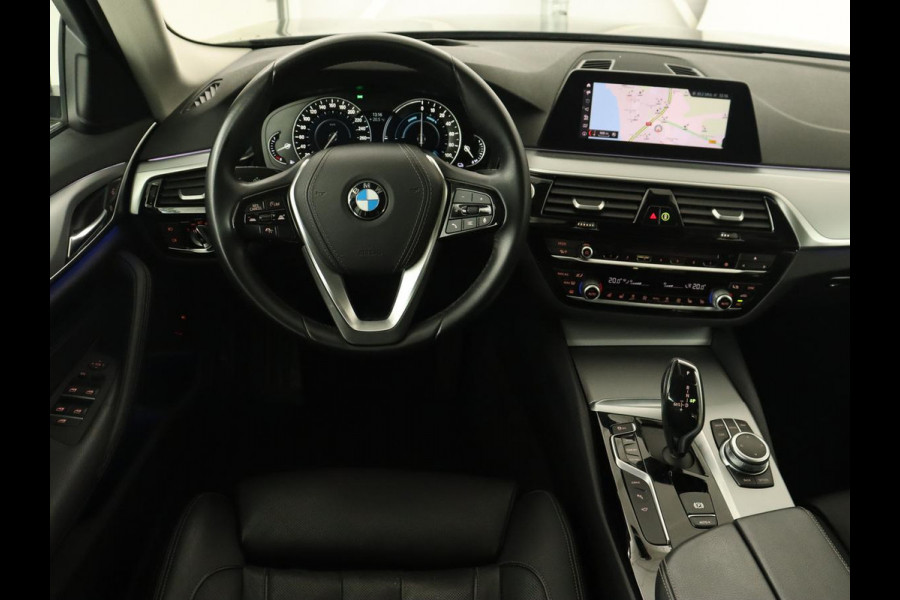 BMW 5 Serie 530e iPerformance High Executive | Panoramadak | Automaat | Carplay | Navigatie | Leder | Stoelverwarming | Stoelventilatie | Sfeerverlichting | LED | PHEV | LMV 17 inch | Camera | Adaptive cruise |