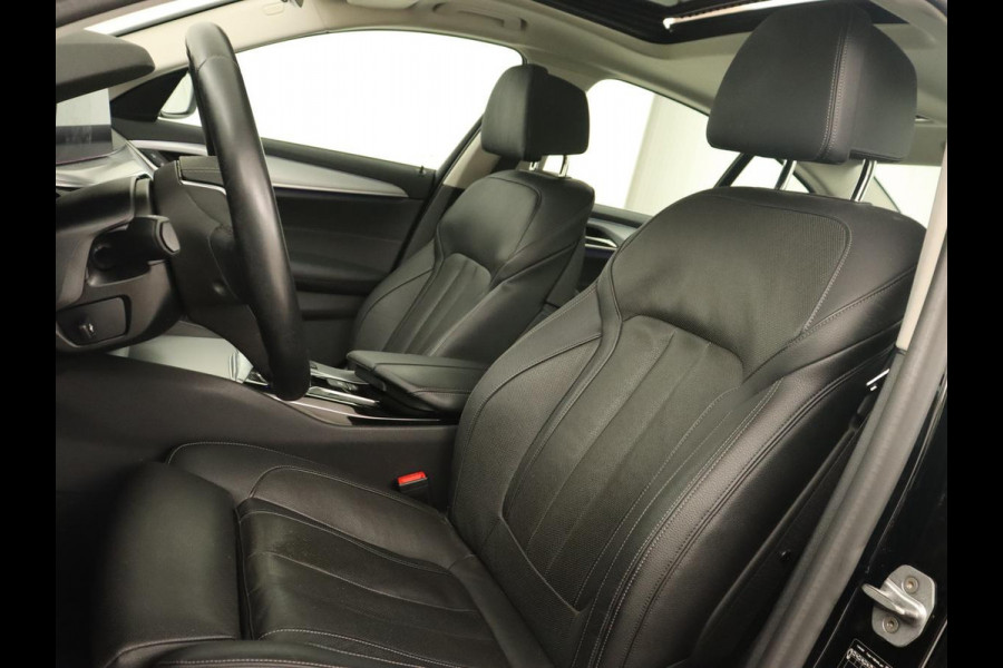 BMW 5 Serie 530e iPerformance High Executive | Panoramadak | Automaat | Carplay | Navigatie | Leder | Stoelverwarming | Stoelventilatie | Sfeerverlichting | LED | PHEV | LMV 17 inch | Camera | Adaptive cruise |
