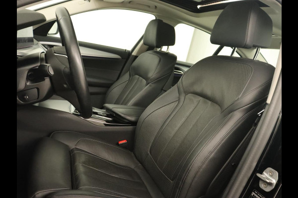 BMW 5 Serie 530e iPerformance High Executive | Panoramadak | Automaat | Carplay | Navigatie | Leder | Stoelverwarming | Stoelventilatie | Sfeerverlichting | LED | PHEV | LMV 17 inch | Camera | Adaptive cruise |