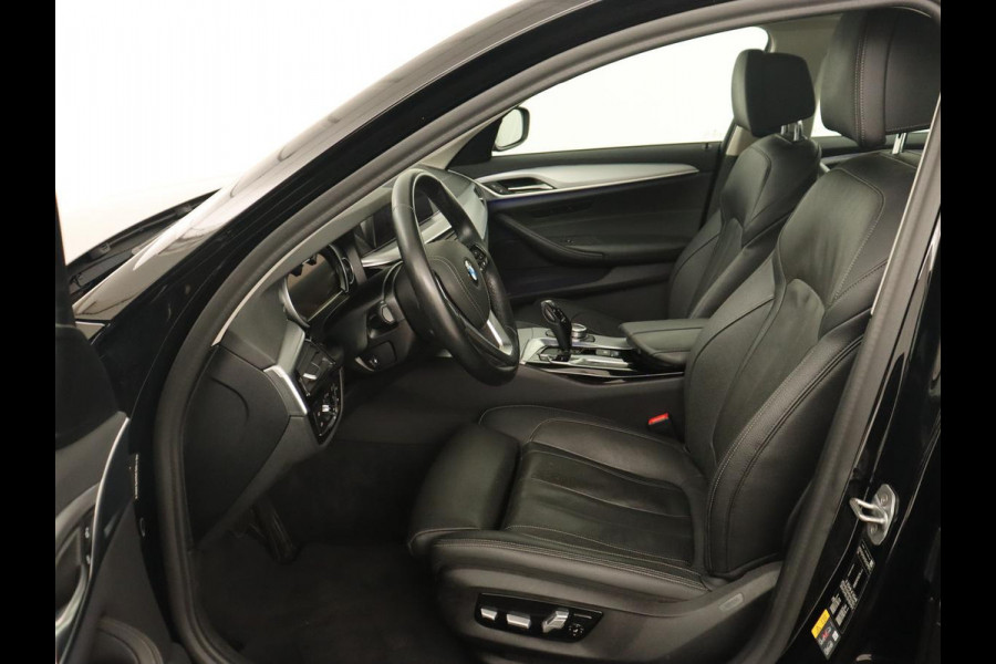 BMW 5 Serie 530e iPerformance High Executive | Panoramadak | Automaat | Carplay | Navigatie | Leder | Stoelverwarming | Stoelventilatie | Sfeerverlichting | LED | PHEV | LMV 17 inch | Camera | Adaptive cruise |
