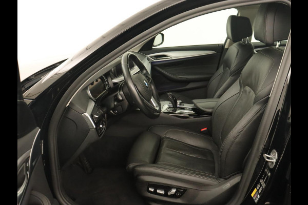 BMW 5 Serie 530e iPerformance High Executive | Panoramadak | Automaat | Carplay | Navigatie | Leder | Stoelverwarming | Stoelventilatie | Sfeerverlichting | LED | PHEV | LMV 17 inch | Camera | Adaptive cruise |