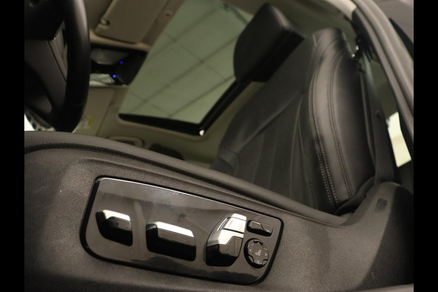 BMW 5 Serie 530e iPerformance High Executive | Panoramadak | Automaat | Carplay | Navigatie | Leder | Stoelverwarming | Stoelventilatie | Sfeerverlichting | LED | PHEV | LMV 17 inch | Camera | Adaptive cruise |