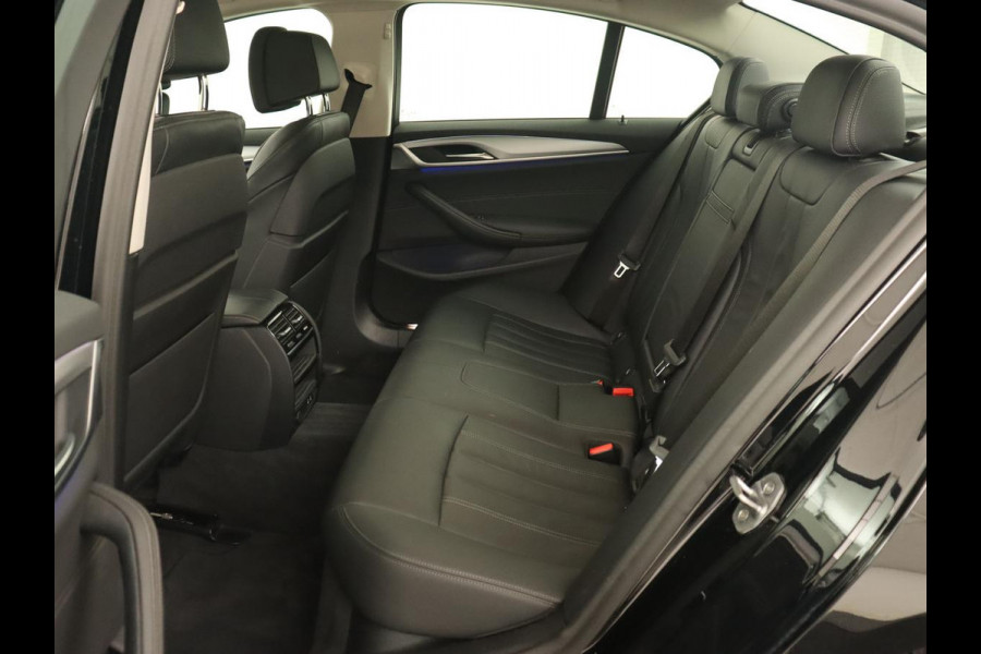 BMW 5 Serie 530e iPerformance High Executive | Panoramadak | Automaat | Carplay | Navigatie | Leder | Stoelverwarming | Stoelventilatie | Sfeerverlichting | LED | PHEV | LMV 17 inch | Camera | Adaptive cruise |