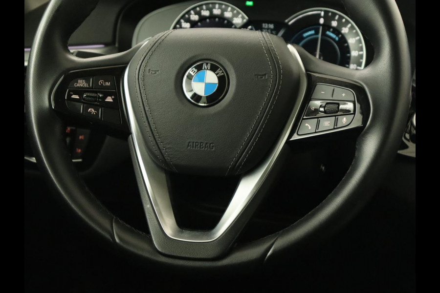 BMW 5 Serie 530e iPerformance High Executive | Panoramadak | Automaat | Carplay | Navigatie | Leder | Stoelverwarming | Stoelventilatie | Sfeerverlichting | LED | PHEV | LMV 17 inch | Camera | Adaptive cruise |