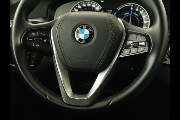 BMW 5 Serie 530e iPerformance High Executive | Panoramadak | Automaat | Carplay | Navigatie | Leder | Stoelverwarming | Stoelventilatie | Sfeerverlichting | LED | PHEV | LMV 17 inch | Camera | Adaptive cruise |