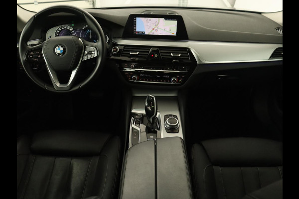 BMW 5 Serie 530e iPerformance High Executive | Panoramadak | Automaat | Carplay | Navigatie | Leder | Stoelverwarming | Stoelventilatie | Sfeerverlichting | LED | PHEV | LMV 17 inch | Camera | Adaptive cruise |