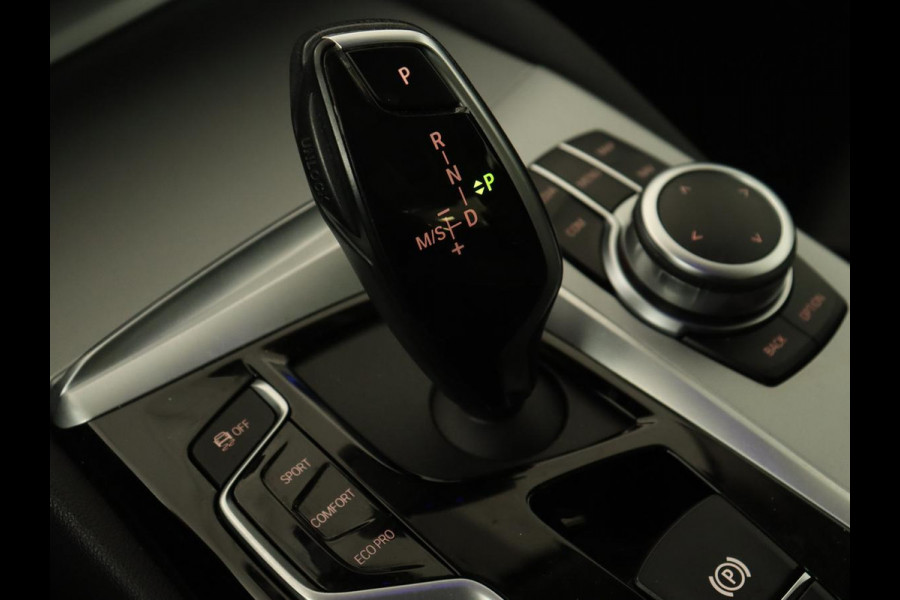 BMW 5 Serie 530e iPerformance High Executive | Panoramadak | Automaat | Carplay | Navigatie | Leder | Stoelverwarming | Stoelventilatie | Sfeerverlichting | LED | PHEV | LMV 17 inch | Camera | Adaptive cruise |