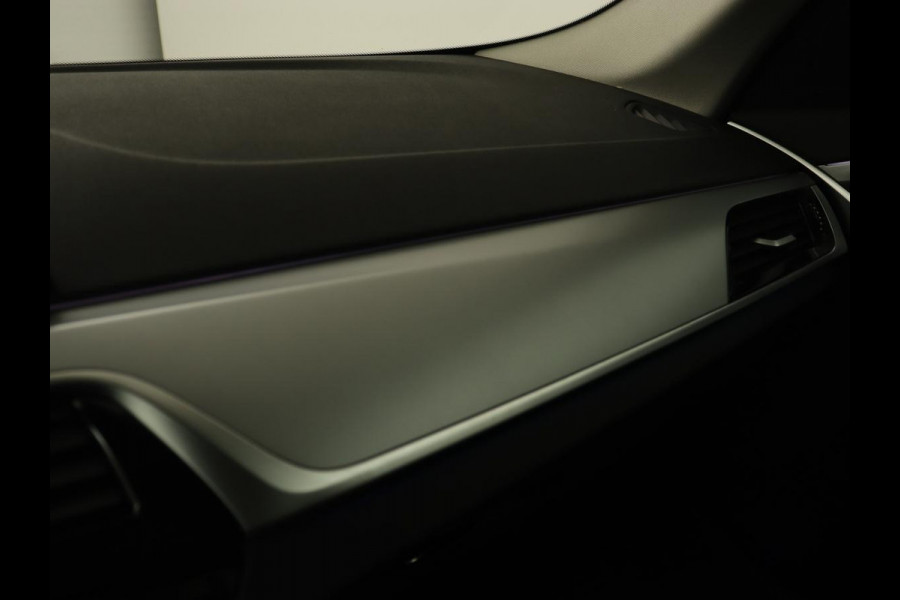 BMW 5 Serie 530e iPerformance High Executive | Panoramadak | Automaat | Carplay | Navigatie | Leder | Stoelverwarming | Stoelventilatie | Sfeerverlichting | LED | PHEV | LMV 17 inch | Camera | Adaptive cruise |