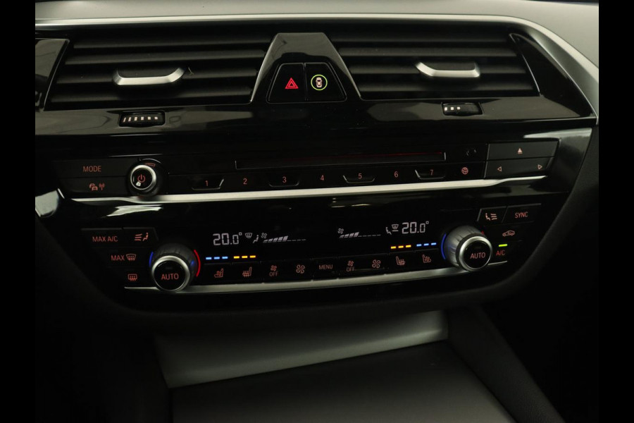 BMW 5 Serie 530e iPerformance High Executive | Panoramadak | Automaat | Carplay | Navigatie | Leder | Stoelverwarming | Stoelventilatie | Sfeerverlichting | LED | PHEV | LMV 17 inch | Camera | Adaptive cruise |