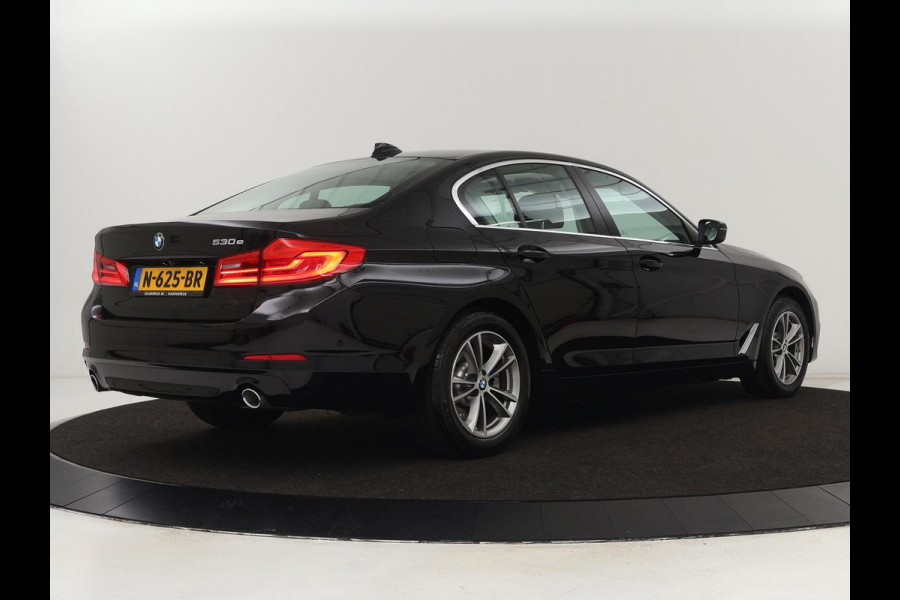 BMW 5 Serie 530e iPerformance High Executive | Panoramadak | Automaat | Carplay | Navigatie | Leder | Stoelverwarming | Stoelventilatie | Sfeerverlichting | LED | PHEV | LMV 17 inch | Camera | Adaptive cruise |