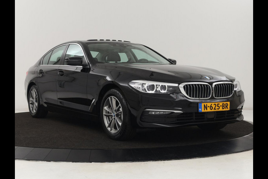 BMW 5 Serie 530e iPerformance High Executive | Panoramadak | Automaat | Carplay | Navigatie | Leder | Stoelverwarming | Stoelventilatie | Sfeerverlichting | LED | PHEV | LMV 17 inch | Camera | Adaptive cruise |