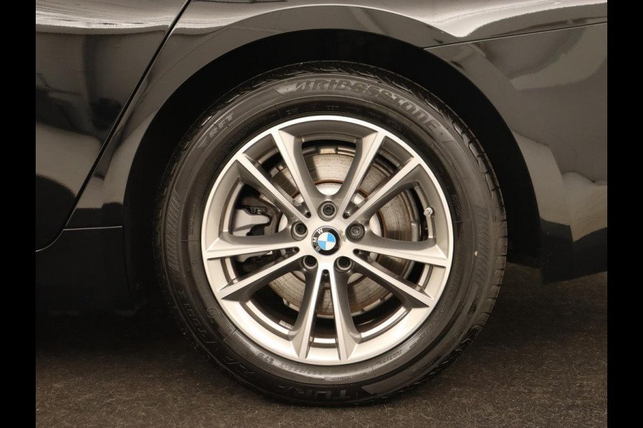 BMW 5 Serie 530e iPerformance High Executive | Panoramadak | Automaat | Carplay | Navigatie | Leder | Stoelverwarming | Stoelventilatie | Sfeerverlichting | LED | PHEV | LMV 17 inch | Camera | Adaptive cruise |
