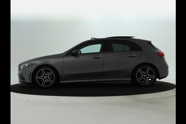 Mercedes-Benz A-Klasse 160 Business Solution AMG Panoramadak | 5 spaaks lichtmetalen velgen | Navigatie | Parking support met camera achter | elect bed. voorstoelen met memory | Inclusief 48 maanden Mercedes-Benz Certified garantie voor Europa.