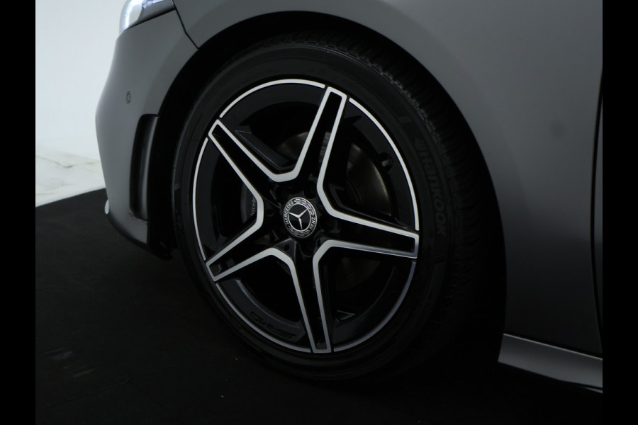 Mercedes-Benz A-Klasse 160 Business Solution AMG Panoramadak | 5 spaaks lichtmetalen velgen | Navigatie | Parking support met camera achter | elect bed. voorstoelen met memory | Inclusief 48 maanden Mercedes-Benz Certified garantie voor Europa.