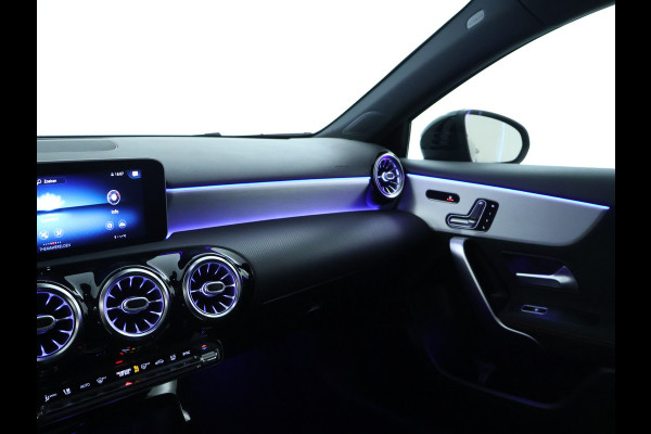 Mercedes-Benz A-Klasse 160 Business Solution AMG Panoramadak | 5 spaaks lichtmetalen velgen | Navigatie | Parking support met camera achter | elect bed. voorstoelen met memory | Inclusief 48 maanden Mercedes-Benz Certified garantie voor Europa.