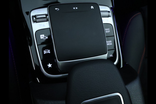 Mercedes-Benz A-Klasse 160 Business Solution AMG Panoramadak | 5 spaaks lichtmetalen velgen | Navigatie | Parking support met camera achter | elect bed. voorstoelen met memory | Inclusief 48 maanden Mercedes-Benz Certified garantie voor Europa.