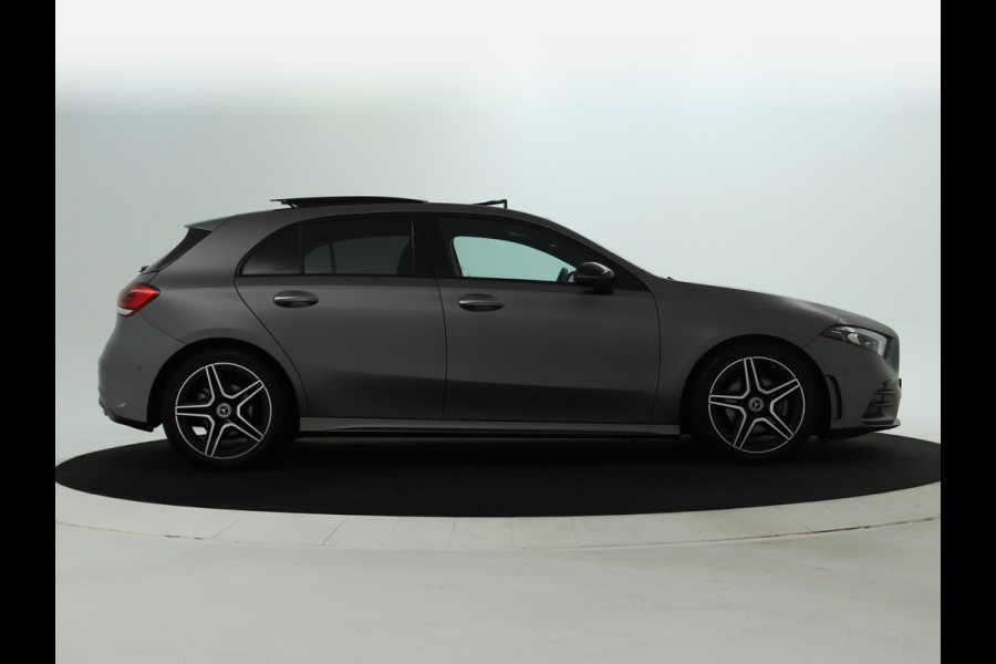 Mercedes-Benz A-Klasse 160 Business Solution AMG Panoramadak | 5 spaaks lichtmetalen velgen | Navigatie | Parking support met camera achter | elect bed. voorstoelen met memory | Inclusief 48 maanden Mercedes-Benz Certified garantie voor Europa.