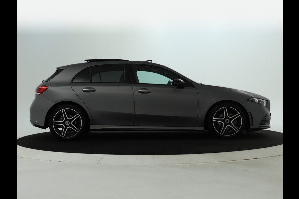 Mercedes-Benz A-Klasse 160 Business Solution AMG Panoramadak | 5 spaaks lichtmetalen velgen | Navigatie | Parking support met camera achter | elect bed. voorstoelen met memory | Inclusief 48 maanden Mercedes-Benz Certified garantie voor Europa.