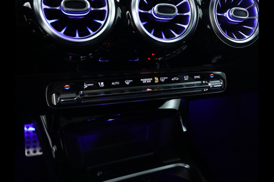 Mercedes-Benz A-Klasse 160 Business Solution AMG Panoramadak | 5 spaaks lichtmetalen velgen | Navigatie | Parking support met camera achter | elect bed. voorstoelen met memory | Inclusief 48 maanden Mercedes-Benz Certified garantie voor Europa.