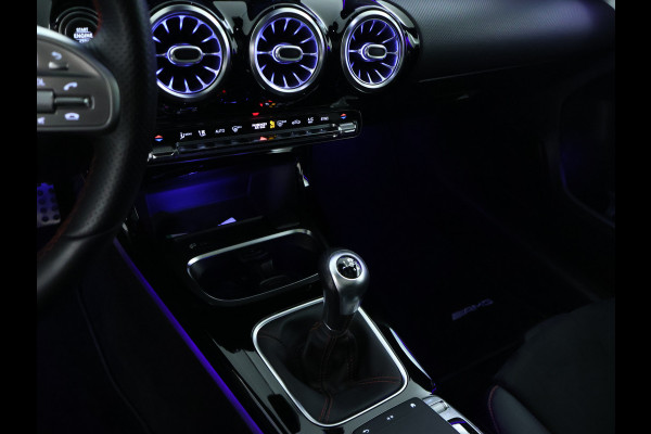 Mercedes-Benz A-Klasse 160 Business Solution AMG Panoramadak | 5 spaaks lichtmetalen velgen | Navigatie | Parking support met camera achter | elect bed. voorstoelen met memory | Inclusief 48 maanden Mercedes-Benz Certified garantie voor Europa.