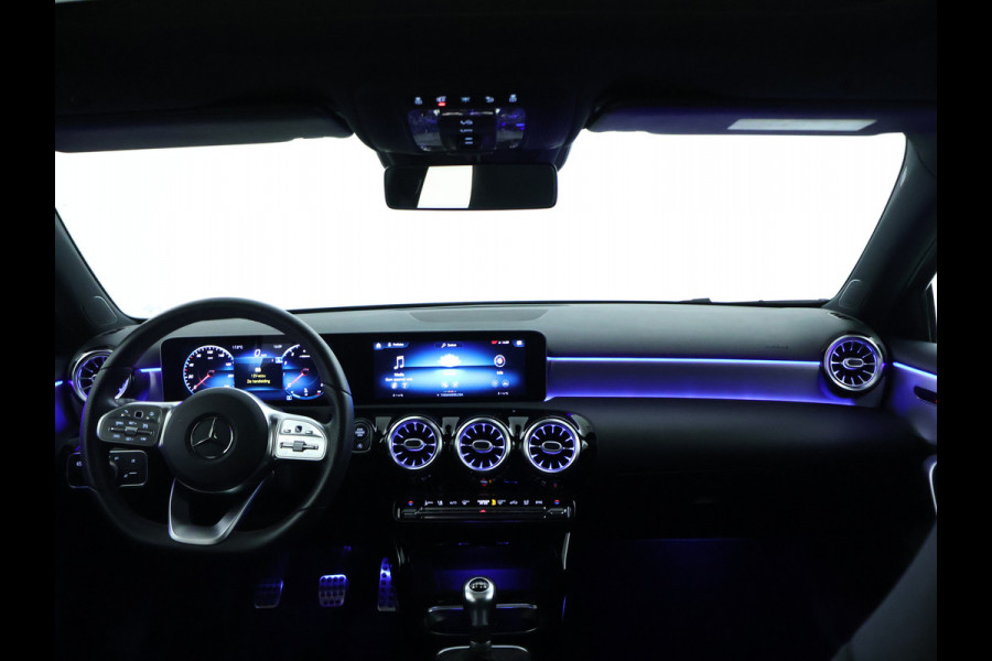 Mercedes-Benz A-Klasse 160 Business Solution AMG Panoramadak | 5 spaaks lichtmetalen velgen | Navigatie | Parking support met camera achter | elect bed. voorstoelen met memory | Inclusief 48 maanden Mercedes-Benz Certified garantie voor Europa.