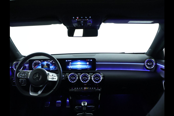 Mercedes-Benz A-Klasse 160 Business Solution AMG Panoramadak | 5 spaaks lichtmetalen velgen | Navigatie | Parking support met camera achter | elect bed. voorstoelen met memory | Inclusief 48 maanden Mercedes-Benz Certified garantie voor Europa.
