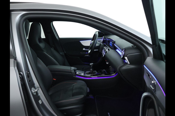 Mercedes-Benz A-Klasse 160 Business Solution AMG Panoramadak | 5 spaaks lichtmetalen velgen | Navigatie | Parking support met camera achter | elect bed. voorstoelen met memory | Inclusief 48 maanden Mercedes-Benz Certified garantie voor Europa.