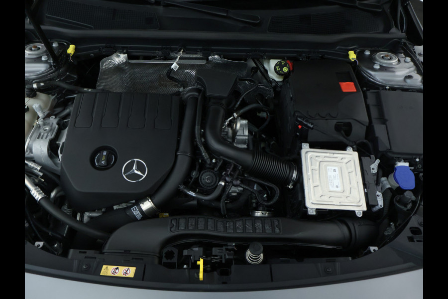 Mercedes-Benz A-Klasse 160 Business Solution AMG Panoramadak | 5 spaaks lichtmetalen velgen | Navigatie | Parking support met camera achter | elect bed. voorstoelen met memory | Inclusief 48 maanden Mercedes-Benz Certified garantie voor Europa.