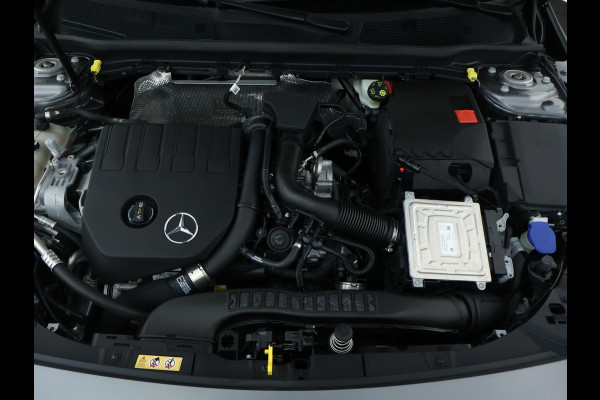 Mercedes-Benz A-Klasse 160 Business Solution AMG Panoramadak | 5 spaaks lichtmetalen velgen | Navigatie | Parking support met camera achter | elect bed. voorstoelen met memory | Inclusief 48 maanden Mercedes-Benz Certified garantie voor Europa.